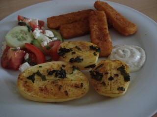 Ofenkartoffeln mit Fischstäbchen und Salat